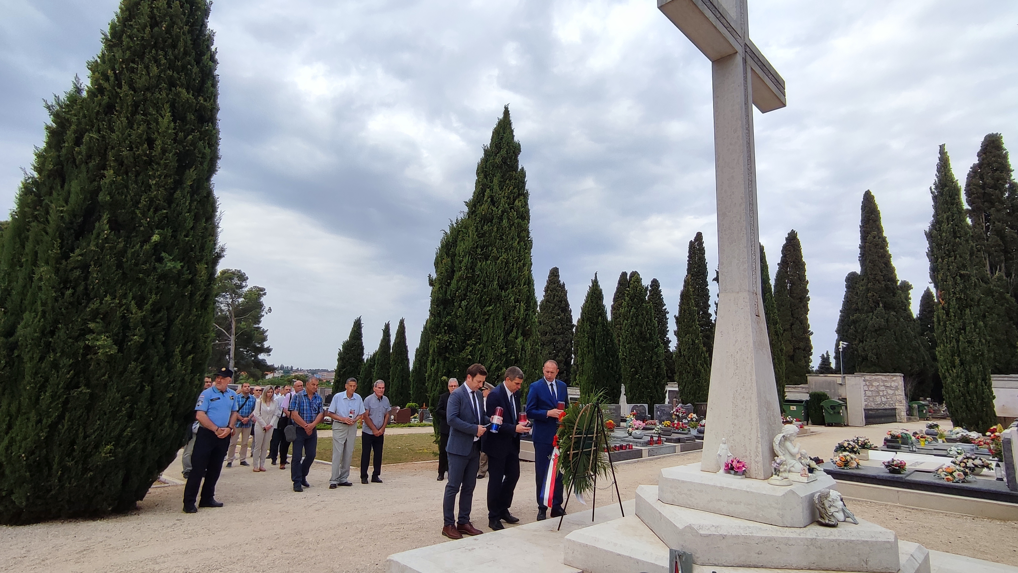 UOČI PROSLAVE DANA DRŽAVNOSTI U Rovinju odana počast poginulim braniteljima